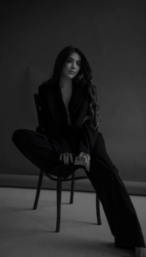 Outfit all black photoshoot Birthday Photoshoot Ideas Black And White, Black And White Classy Photography, Black And White Graduation Pictures, Studio Chair Photoshoot, Black Body Suit Photoshoot, Aesthetic Pictures Women, Classy Photography Poses, Artistic Portraits Photography Women, Classy Black Aesthetic