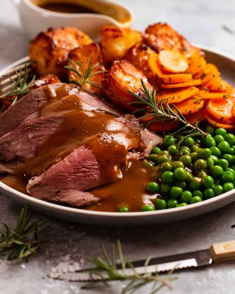 Lamb Gravy Recipe, Roast Lamb Dinner, British Roast Dinner, Lamb Roast Dinner, Lamb Gravy, Sunday Roast Dinner, Roast Dinners, Roast Gravy, Fried Meat