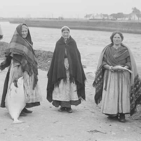 Irish woman. Irish Famine, Writing Story, Irish Clothing, Ireland History, Irish Ancestry, Four Women, Galway City, Irish Fashion, Irish Eyes Are Smiling