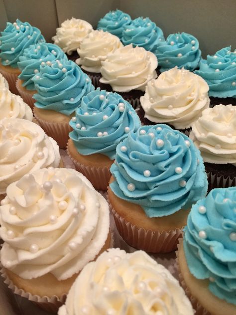 Sky Blue Cupcakes, Simple Blue Cupcakes, Cute Cupcake Decorating Ideas Simple, Light Blue And White Cupcakes, Blue Themed Cupcakes, Baby Boy Cupcakes Shower Diy, Boys Cupcakes Birthday, Blue And White Cupcake Ideas, Gender Neutral Baby Shower Cupcakes