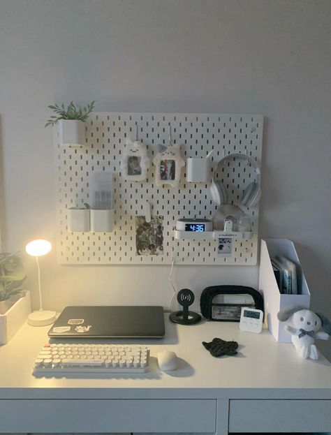 Desk Decor Aesthetic Minimalist, Desk With Pinboard, Shelf Decor Desk, Uni Desk Setup, Rooms With Study Table, Acubi Desk Setup, Desk Inspo Aesthetic Minimalist, Pegboard Desk Setup, Acubi Room Ideas