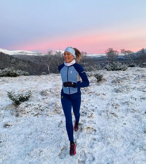 MARTHE KARLSEN on Instagram: “Godt å vær heime igjen 🎄🏔💕” Warm Running Outfits, Cold Running Outfit For Women, Winter Running Outfit Aesthetic, Running Winter Outfit, Winter Running Aesthetic, Winter Running Outfits, Running Outfit Winter, Cute Running Outfits, Running Outfits For Women