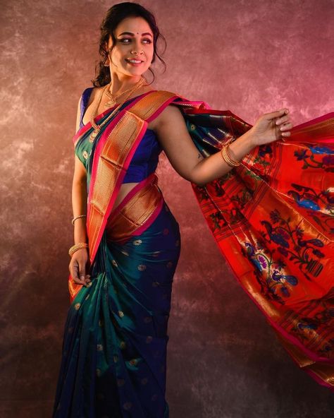 Paithani Saree Traditional Look, Texas Style Fashion, Saree Captions For Instagram, Maharashtrian Saree, South Indian Wedding Saree, Sabyasachi Sarees, Kuchu Designs, Saree Hairstyles, Saree Kuchu Designs