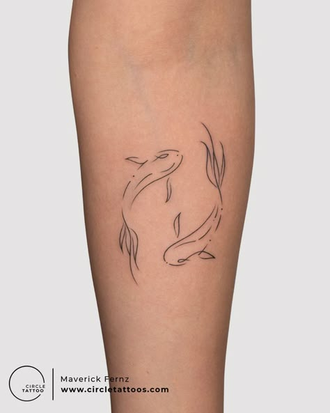 Tato Lingkaran, Small Fish Tattoos, Tato Ikan Koi, Tato Paha, Tato Minimal, Circle Tattoos, Circle Tattoo, Pisces Tattoos, Tato Lengan