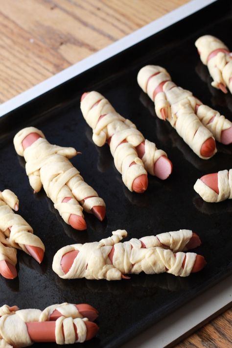 Halloween treats. Mummy dog appetizers. Halloween Sausage Mummies, Halloween Kids Meal Ideas, Halloween Noodles Food, Halloween Cheap Food Ideas, Halloween Style Food, Halloween Food Platter Ideas, Halloween Cooking Ideas For Kids, Boo Brunch Ideas, Mummies In A Blanket