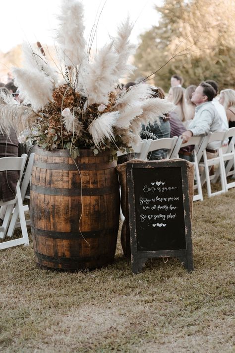 Western Wedding Sign In Table, Wedding Decorations Western Style, Boho County Wedding, Fall Wedding Western Boho, Outdoor Western Wedding Ideas, Diy Western Boho Wedding Decor, Country Modern Wedding Ideas, Wedding Inspiration Western, Wedding Flowers Western