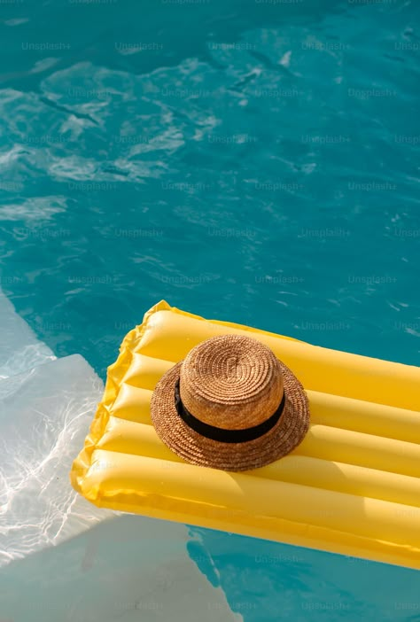 A straw hat on a raft floating in a pool photo – Swimming pool Image on Unsplash Pool Product Photoshoot, Waterpark Aesthetic, Swimming Pool Cocktail, Umbrella Pictures, Resort Aesthetic, Pool Umbrella, Swimming Pool Images, Pool Shoot, Aesthetic Pool