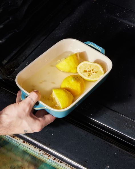 Clean Oven With Lemon And Water, Lemon Oven Cleaner, How To Clean A Super Dirty Oven, Natural Ways To Clean Oven, Clean Oven With Baking Soda And Vinegar, Deep Cleaning Oven, How To Clean Your Oven Naturally, Oven Cleaning Hacks White Vinegar, How To Clean Oven With Lemon