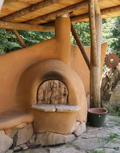 Cob is a mixture of clay, sand and straw that can be worked like clay and sculpted into free-form structures including houses, commercial buildings, garden walls, benches, ovens and more. Cob Oven, Cob Building, Cob Homes, Casa Hobbit, Natural Building Materials, Straw Bale House, Earthship Home, Mud House, Natural Homes