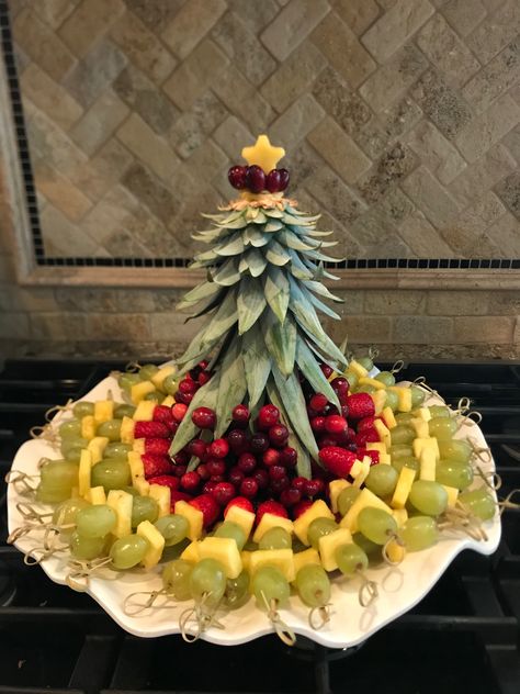 Christmas fruit kabobs Nye Fruit Tray, Christmas Fruit Kabobs For Party, Pineapple Christmas Tree Fruit Tray, Xmas Fruit Platter, Christmas Fruit Skewers, Christmas Fruit Kabobs, Christmas Fruit Ideas, Christmas Fruit Tray Ideas, Christmas Kabobs