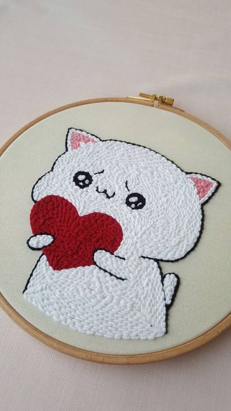 A purrfect gift for her or him <3 This hand made kawaii couple cats punch needle wall hanging is purrfect for you <3 Embroidery hoop (Nurge brand) size is 22cm (9 inch) and you can hang it onto your wall directly using the screw part on the top or place in on your table or shelf. This item is made to order so if you want any changes, just send me a dm and I will be happy to see what i can do for you. Please note each item is hand made and may have slight variations. Be Happy Embroidery, Punch Needle Cat Patterns, Cat Punch Needle, Motif Sulam, Back Stitch Embroidery, Tufted Art, Cute Cat Embroidery, Punch Needle Wall Hanging, Embroidery Punch Needle