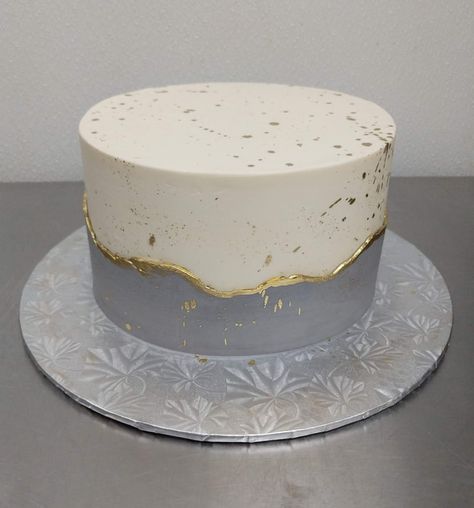 Gold Splatter Cake, Gold Fault Line Cake, Fault Line Cake Design, Fault Line Cake Tutorial, White And Gold Birthday Cake, Simple Elegant Cake, Simple Elegant Cakes, Cookie Decorating Tips, Gray Cake