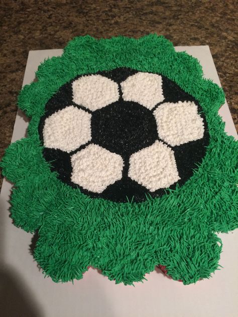 Soccer cupcake cake Soccer Pull Apart Cupcakes, Pull Apart Soccer Cupcake Cake, Soccer Ball Cupcake Cake, Football Cupcakes Soccer, Soccer Ball Cupcakes, Soccer Cupcake Ideas, Soccer Cupcake Cake, Soccer Cupcakes, Pull Apart Cupcake