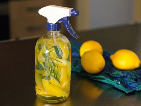 Lemon Cleaning Spray, Glass Cleaning Solution, Lemon Cleaning, Cleaner Recipes, Homemade Cleaning Products, Natural Cleaners, Cleaning Spray, Diy Cleaners, Cleaners Homemade