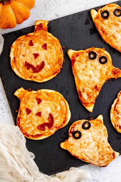 Halloween Pizza Recipes, Plat Halloween, Halloween Pizza, Recetas Halloween, Halloween Breakfast, Spooky Snacks, Fest Mad, Halloween Fest, Halloween Movie Night