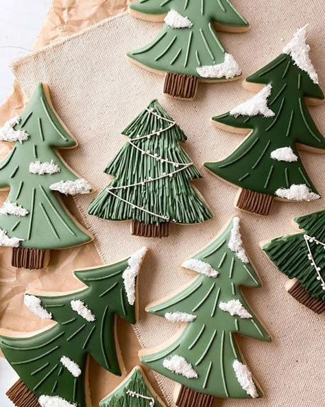 Liz Baker on Instagram: "Love some muted greens 😍 #baking#bakery#cookies#decoratedcookies#royalicing#cookiedecoratingvideo #igers#reels#foodreels#dessertreels#royalicingcookies #fallbaking#fall#christmas#christmascookies #merrychristmas #sweet#dessert #hostess #chriatmasfood#foodie#snowman#snowmancookies#christmastree #christmastime #advent#minicookies#texas#snow #christmasreels" Royal Icing Tree Cookies, Christmas Tree Cookies Royal Icing, Christmas Tree Cookies Decorated, Green Christmas Cookies, Snowman Sugar Cookies, Christmas Tree Sugar Cookies, Christmas Cutout Cookies, Christmas Sugar Cookies Decorated, Christmas Pastries