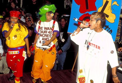 And Chilli layered her oversized t-shirts. | 12 Times TLC Redefined Fashion In The ’90s Tlc Outfits 90s, Tlc Fashion, Tlc Outfits, Lisa Left Eye, Train Music, Dapper Dan, Outfit 90s, Kids Choice Award, Mtv Movie Awards