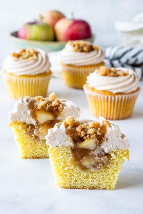 Apple Cobbler Cupcakes, Apple Crisp Cupcakes, Cupcake Filling Recipes, Pies And Tacos, Fall Desserts Apple, Apple Crisp Cheesecake, Chocolate Cupcakes Filled, Chocolate Peanut Butter Cupcakes, Cupcakes Filled