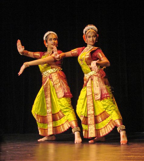 Kuchipudi Danseuses in Action - 'Kuchipudi' is a Classical Indian dance from Andhra Pradesh, India Bharatanatyam Dancer, Indian Classical Dancer, Bharatanatyam Poses, Dance Of India, Album Cover Wallpaper Collage, Indian Classical Music, Indian Classical Dance, Asian History, Dance Hairstyles