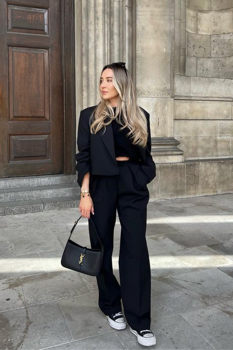 Black Cropped Jacket Outfit, Blazer Set Outfit, Crop Blazer Outfit, Cropped Blazer Outfit, Cropped Jacket Outfit, Cropped Outfits, Black Blazer Outfit, Outfit Elegantes, Monochromatic Fashion