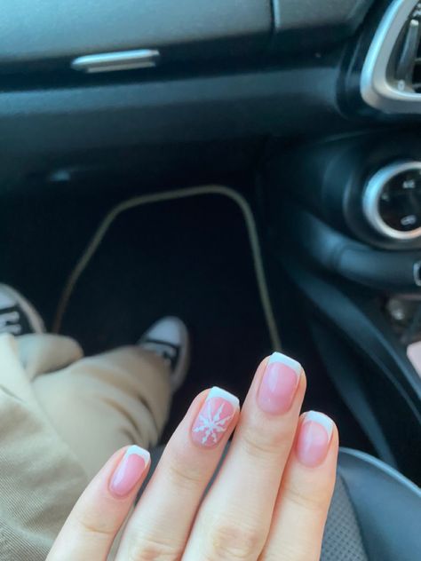 Pink Nails White Snowflake, Short French Tip Acrylic Nails With Snowflake, Christmas Short French Tip Nails, Snow Flake French Tip Nails, French Tip Nails With Design Christmas, Short Biab Nails Winter, December Nails Short Square, Simple Christmas Nails Short French Tip, Snowflake French Tips