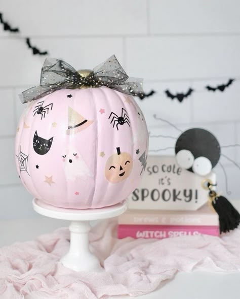 Dresser Halloween Decor, Pink Ghost Pumpkin, Cute Pumpkin Painting Ideas Girly, Day Bed Room, Pastel Halloween Decor, Pumpkin Designs Painted, Pumpkin Inspo, Pumkin Ideas, Cozy Kitchen Ideas