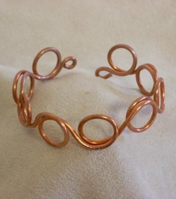 This is made from electricians wire found at your regular home depot store. So much cheaper then the wire at crafts stores Jewellery Homemade, Jewellery Shops, Wire Jewelry Rings, Bracelet Fil, Copper Wire Jewelry, Bijoux Fil Aluminium, Jewerly Making, Wire Jewelry Designs, Diy Wire Jewelry