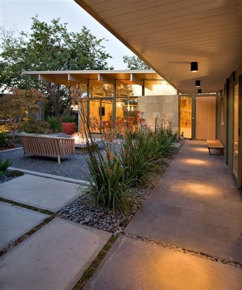 Are you looking for a way to give your outdoor space a modern makeover? Whether you’re looking for an elegant and contemporary look for your garden, p... Mid Century Yard, Midcentury Patio, Mid Century Modern Backyard, Pavers Patio, Modern Backyard Design, Modern Patio Design, Concrete Patios, Patio Pavers, Contemporary Patio