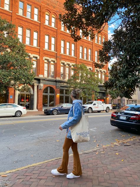 Fall Outfits Converse White, Flare Yoga Pants Outfit Fall, Fall Outfits Aesthetic Casual, Converse Platform Outfit, Updated Closet, Platform Converse Outfit, Flare Leggings Outfit, Coffee Date Outfit, Platform Outfit