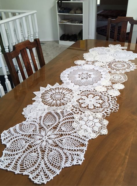 Doilies stitched together into a runner Doily Table Runner Diy, Doilies Diy, Doily Table Runner, Doily Art, Koti Diy, Crochet Wall Art, Doilies Crafts, Table Runner Diy, Lace Crafts