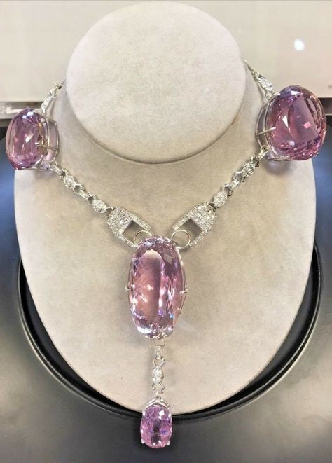 Huge Diamond Necklace, Gala Jewelry, Kunzite Jewelry, Platinum Necklace, Kunzite Ring, Faux Fur Handbag, Silver Basket, Neck Pieces Jewelry, Glamorous Jewelry