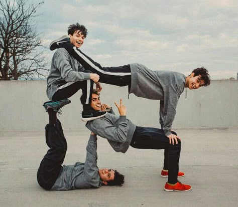 Funny Poses 4 People, Stunts For 4 People, Yoga Poses For 4 People Easy, Yoga Challenge 4 People, Fun Stunts, Funny Group Pictures, Group Yoga Poses, Dobre Brothers, Animation Photo