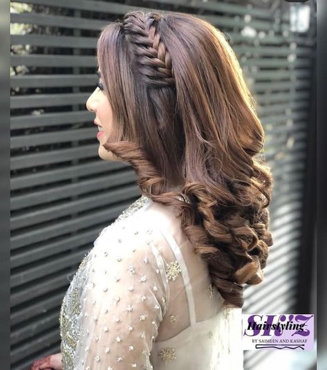 Modern Bridal Hairstyles, Simple Bridal Hairstyle, Hairband Hairstyle, Long Bridal Hair, Engagement Hairstyles, Bridal Hair Buns, Hairstyles For Medium Length Hair Easy, Open Hairstyles, Short Wedding Hair