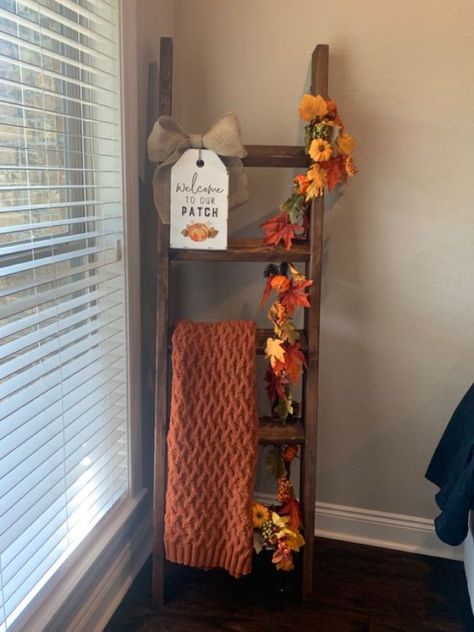 20 DIY Autumn decoration ideas with old ladders Blanket Ladder Decor, Dekorasi Halloween, Fall Room Decor, Old Ladder, Fall Blanket, Easy Fall Decor, Fall Living Room, Cozy Fall Decor, Fall Decor Inspiration