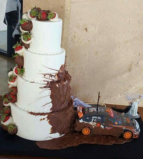 Wedding cake but switch the car with a truck or side by side Subaru Wedding, Car Wedding Cake, Bolo Motocross, Car Themed Wedding, Jeep Wedding, Batman Wedding, Race Car Cakes, Car Wedding, Wedding Car Decorations