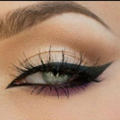 New In Box Super Fine Smooth Liquid Eyeliner Black Perfect For Your Cat Eye Look! Bundle For Discounts. Buy With Confidence. Fast Shipping! Bold Black Eyeliner, Volume Lash Map, Gothic Eyeliner, Black Eyeliner Makeup, Wispy Volume, Cat Eye Eyeliner, Lash Map, Cat Eye Look, Eyeliner Color