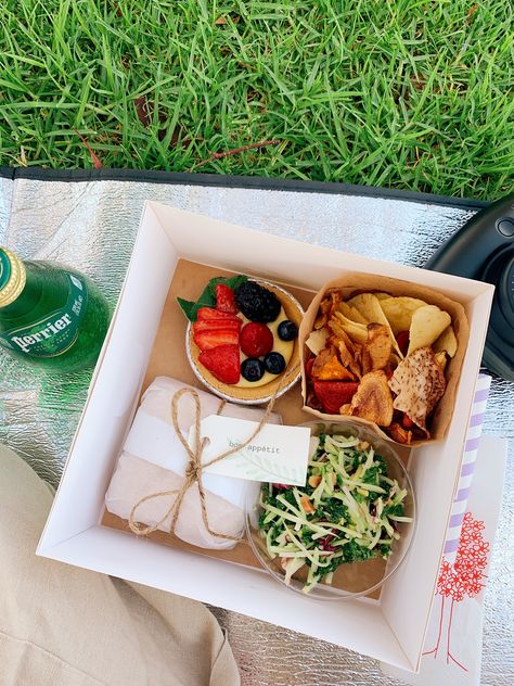 Dinner Picnic Food, Picnic Box Ideas Food, Individual Picnic Boxes, Picnic Boxes Ideas, Picnic Lunch Ideas, Coffee Break Catering, Picnic Meals, Romantic Picnic Food, Graduation Picnic