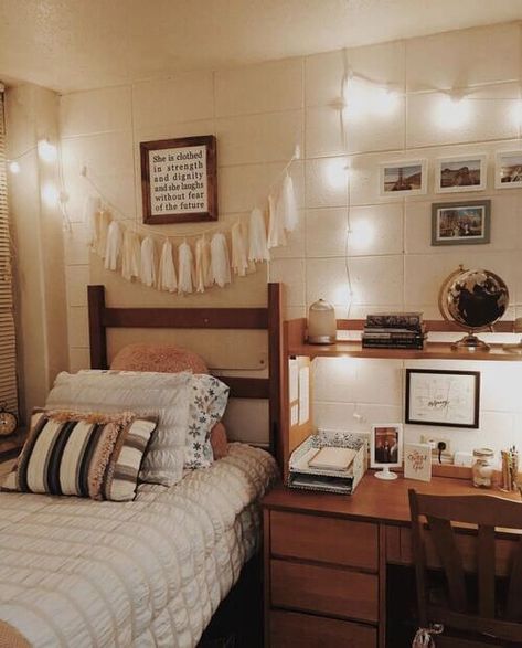 what you need to bring to college for your desk.. Single Dorm Room Ideas Colleges, Western College Dorm, Room Ideas Aesthetic Boho, Boho Dorm Room Ideas Colleges, College Dorm Room Ideas Aesthetic, Usc Dorm, Dorm Room Ideas Aesthetic, Rustic Dorm Room, Boho Dorm Room Ideas