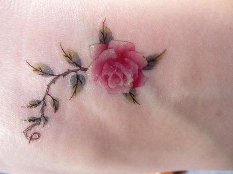 Cute little rose tattoos designs. be a good one for a ankle or wrist . Eternal Art, Rosen Tattoo Frau, Little Rose Tattoos, Tatoo 3d, Pink Rose Tattoos, Petit Tattoo, Small Rose Tattoo, Red Rose Tattoo, Best Tattoos For Women