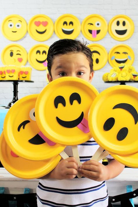 Emoji Props, Background Emoji, Idea Background, Aktiviti Prasekolah, Party Emoji, Emoji Craft, Kraftangan Prasekolah, Emoji Birthday Party, Aktiviti Kanak-kanak