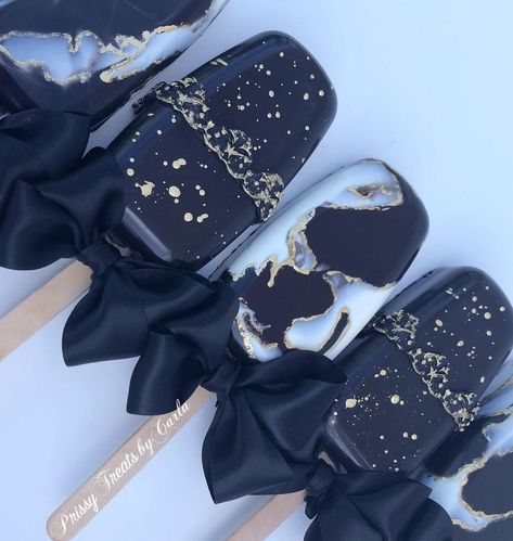 Carla Bean on Instagram: ““Elegance is the only beauty that never ends.” #eleganttreats #birthdaytreats #blackandgoldtreats #chocolatepretzels #chocolateoreos…” Elegant Cakesicles, Cake Popsicles, Chocolate Oreos, Chocolate Pretzels, Wedding Plan, Cake Business, Birthday Treats, Cake Pop, Treat Boxes