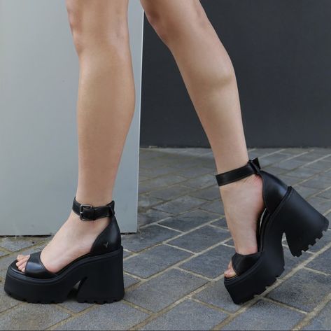 Chunky heel pumps