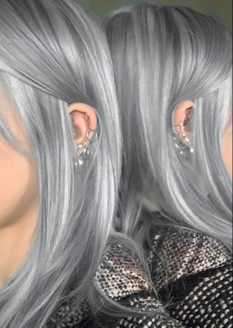 Pelo Color Ceniza, Grey Hair Dye, Silver Blonde Hair, Brunettes Highlights, Summer Hair Highlights For Brunettes, Highlights For Brunettes, Summer Hair Highlights, Silver Hair Color, Silver Grey Hair