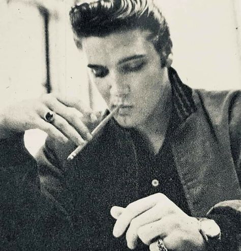 Memphis, January 4th ‘57 - Pre Army induction at Kennedy Veterans Hospital - Although that looks like a cigarette, it’s actually a pencil. Elvis Presley Christmas, Ed Sullivan Show, Elvis Presley Images, Young Elvis, Elvis Presley Pictures, King Of Music, Elvis Presley Photos, E 3, George Vi