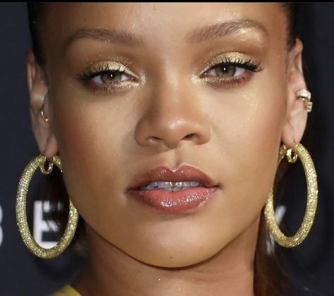 Rihanna Makeup Looks, Rihanna Earrings, Rihanna Jewelry, Navy Makeup, Daytime Glam, Rihanna Makeup, Rihanna Fenty Beauty, Golden Makeup, Rihanna Love