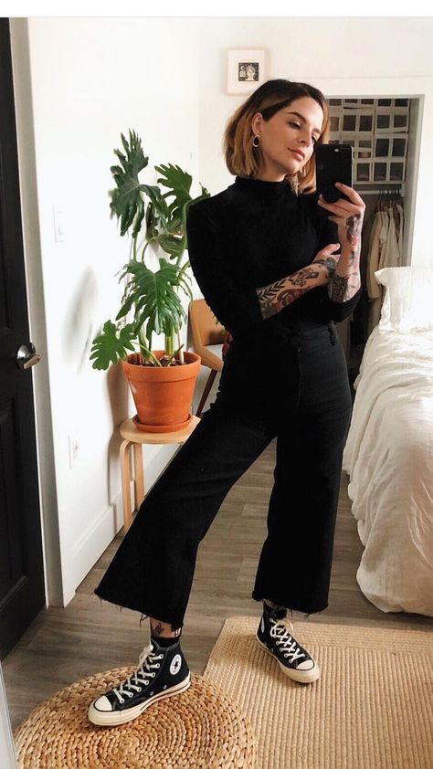 Pants With Converse, Cropped Wide Leg Pants Outfit, Wide Leg Black Pants Outfit, Black Wide Leg Pants Outfit, Perfect Iced Coffee, Cropped Pants Outfit, Cropped Jeans Outfit, Wide Leg Outfit, Fashion Outfits Winter