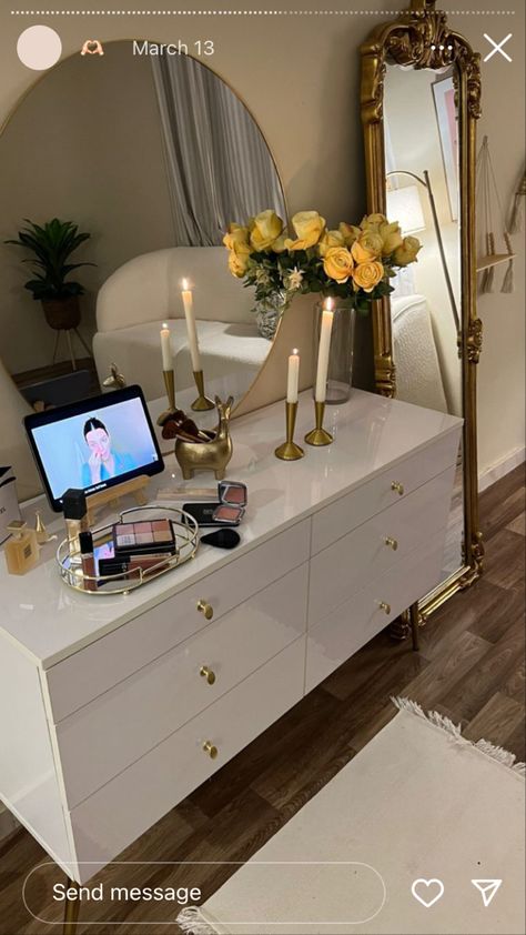 Dresser In Bedroom Ideas, White And Gold Bedroom Ideas, Bedroom Drawers Styling, Gold And White Bedroom, Dresser Aesthetic, Contemporary Interior Design Living Room, Minimalist Dresser, Minimalist Apartment Interior, Nyc Rooms