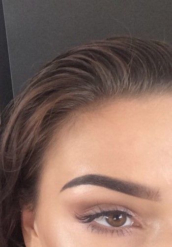 Brow perfection. Soft Angled Eyebrows, Angled Eyebrows, Eyebrows For Round Face, Fleek Eyebrows, Eyebrow For Round Face, Soft Eyeshadow, Drawing Eyebrows, Ombre Brows, Eyebrow Hacks