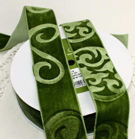 Paper and Ink Playground: How to Emboss on Velvet Ribbon Velvet Diy, Ribbon Projects, Wholesale Ribbon, Cosplay Tutorial, Ribbon Art, Velvet Trim, Ribbon Crafts, Ribbon Trim, Tampon