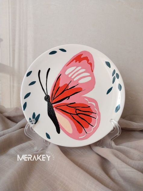 Butterfly Plates Ceramic, Butterfly Ceramic Painting, Ceramics Butterfly, Butterfly Pottery Painting Ideas, Butterfly Pottery Painting, Pottery Butterfly, Butterfly Ceramics, Butterfly Pottery, Pottery Painting Ideas Easy